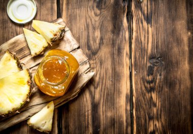 Ananas reçeli bir kavanoz içinde.