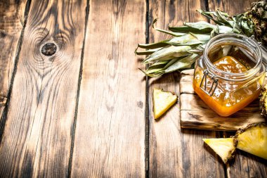 Ananas reçeli bir kavanoz içinde.