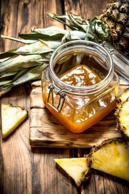 Ananas reçeli bir kavanoz içinde.