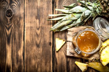 Ananas reçeli bir kavanoz içinde.