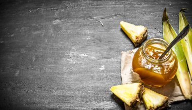 Ananas reçeli bir kavanoz içinde.