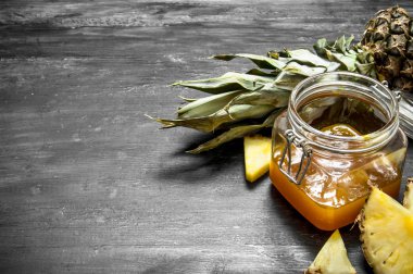 Ananas reçeli bir kavanoz içinde.