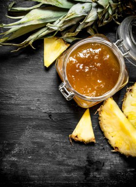 Ananas reçeli bir kavanoz içinde.