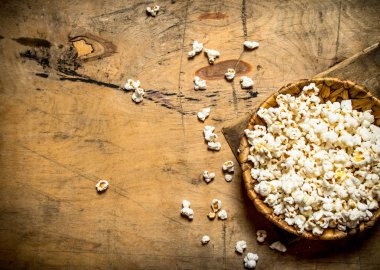 Kabın içinde patlamış mısır.