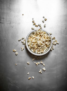 Kabın içinde patlamış mısır.