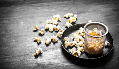 Patlamış mısır yemek ile.