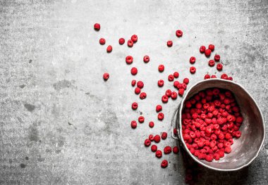 Eski tencerede taze frambuaz.