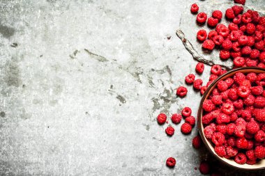 Bir kasede aromatik ahududu.