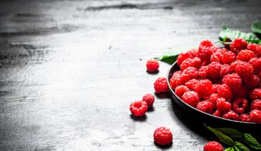 Yabani Ahududu yaprakları eski plaka ile.