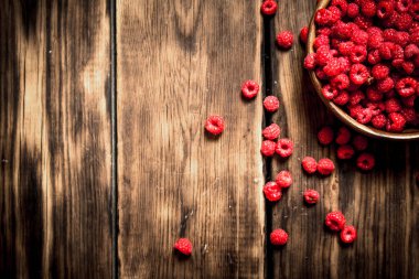 Bir kasede taze ahududu.