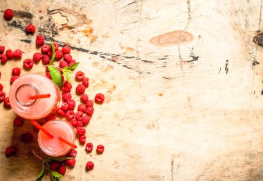 Ahududu suyu sürahi ve bardak.