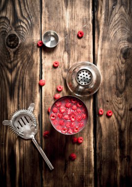 bir shaker yabani ahududu taze kokteyl.