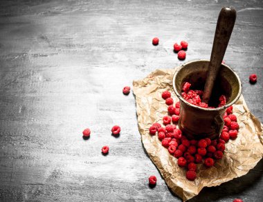 Bir harç havaneli ile Kırmızı Ahududu.