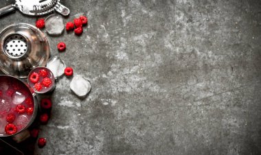 Yaz kokteyl yabani ahududu buz ile soğutma.