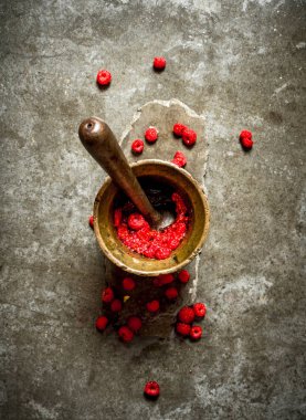 Eski harç havaneli ile yabani ahududu.