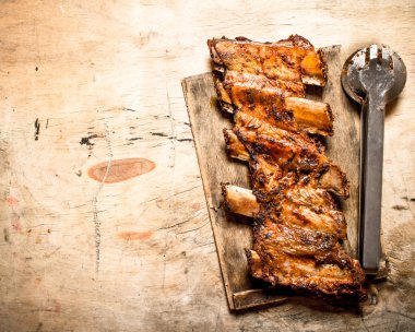 Tahta üzerinde ızgara domuz kaburga.