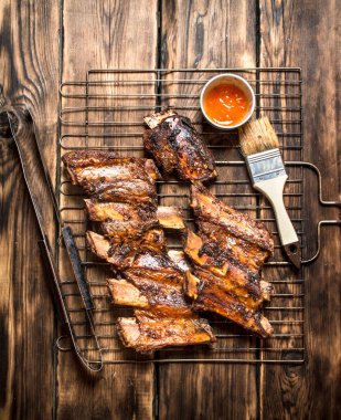 Domates soslu kızarmış domuz kaburga.