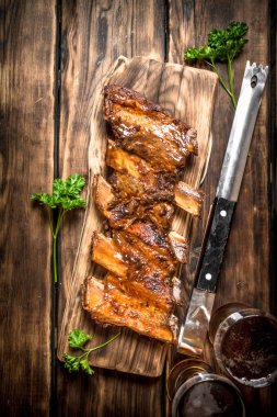 Soğuk bir bira ile Barbekü kaburga.