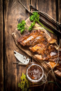 Soğuk bir bira ile Barbekü kaburga.