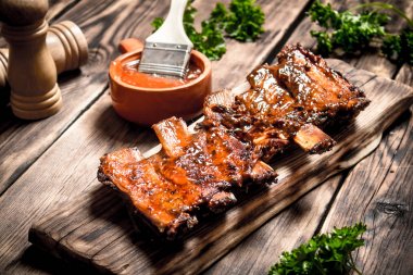 Kaburga ızgara bira ve otlar ile.