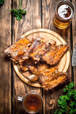 Bira ve maydanoz ile ızgara kaburga füme.