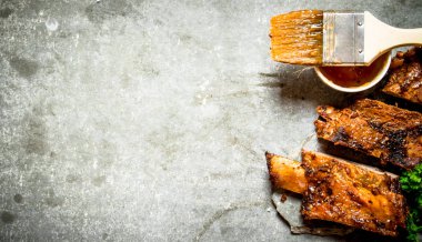 Domates soslu ızgara domuz kaburga.