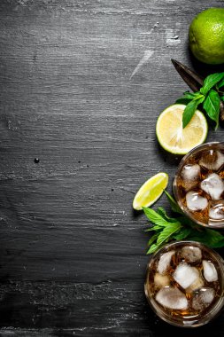 Rum buz, nane ve limon ile.