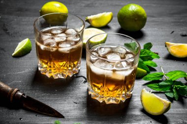 Rum buz, nane ve limon ile.