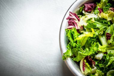 taze yeşillik salatası.