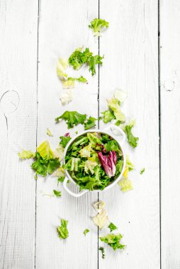 Yeşil taze salata bir kase.