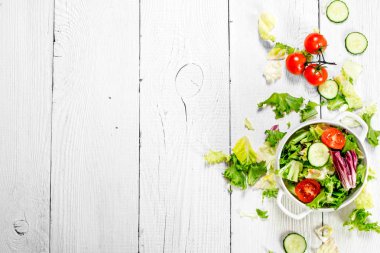 Salata, domates ve salatalık taze yeşillikleri ile.