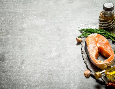 baharat ve otlar ile Çiğ somon parçası. .