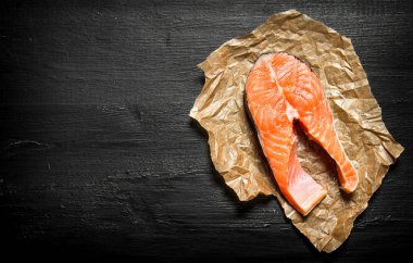 eski kağıt üzerinde Çiğ somon parçası.