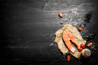 Domates ve tuz Çiğ somon.