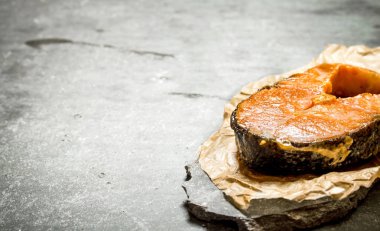 kağıt üzerinde kızarmış som balığı parçası.