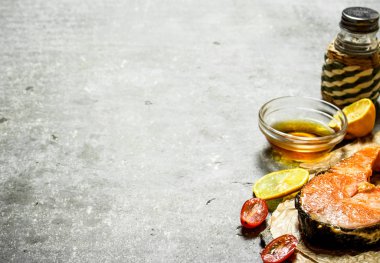 Zeytinyağı, domates, limon ve baharatlar ile ızgara somon.