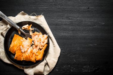 Bir tabak kızarmış alabalık filetosu .