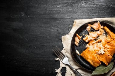 Bir kase içinde baharatlar ile kızarmış somon.