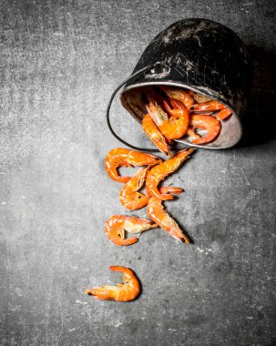Eski tencerede taze karides.