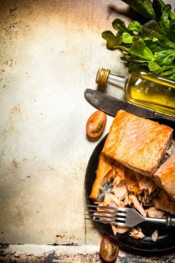 Kızarmış alabalık bir çatal ile plaka.