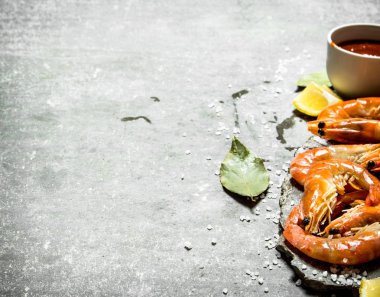 Sos, limon ve tuz ile karides .