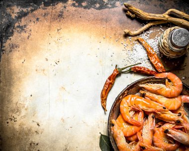 Tuz ve baharatlar ile karides.