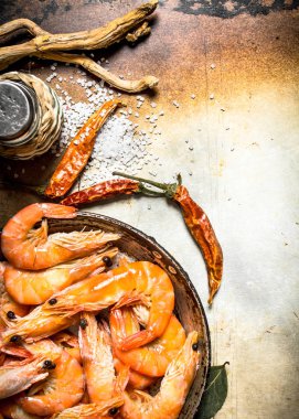 Tuz ve baharatlar ile karides.