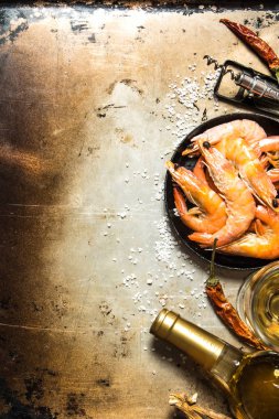 Beyaz şarap ve baharatlar ile karides.