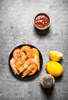 Limon ve soslu karides.