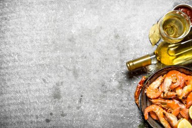 Beyaz şarap ve limon ile karides.