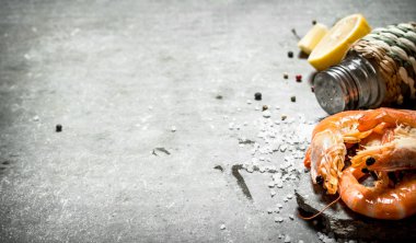 Tuz ve limon ile karides.