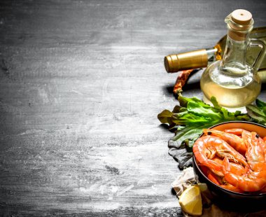 Limon ve taze otlar ile karides.