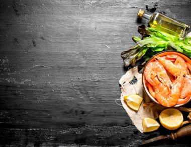 Limon ve taze otlar ile karides.