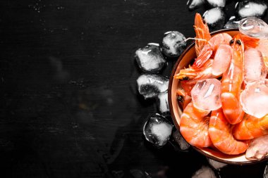 Bir kase buz ile karides.